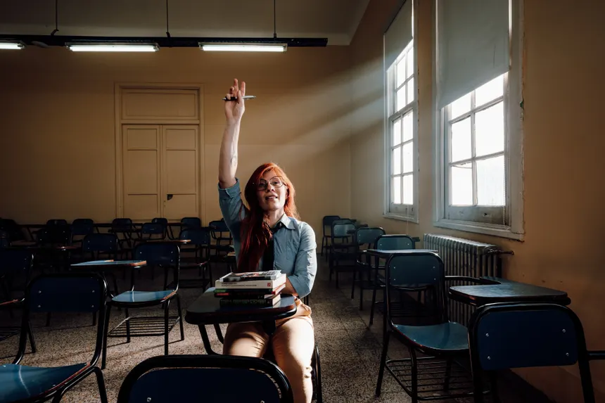 A student raising their hand in a Buenos Aires university classroom, ready to engage.
